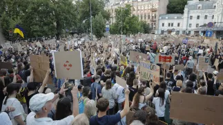 24 липня 2025 року в Києві, Україна, громадяни беруть участь у мітингу проти обмеження автономії українських антикорупційних органів. Фотоілюстрація. Fot. PAP/EPA/SERGEY DOLZHENKO