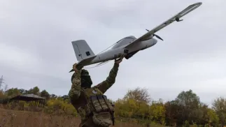 Ukraiński żołnierz rozstawia drona "Avenger UAV" Fot. PAP/Yevhen Titov
