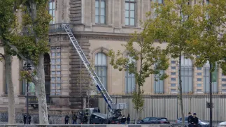 Drabina pozostawiona przez złodziei podczas włamania do Galerii Apolla. Fot. PAP/EPA/Mohammed Badra 