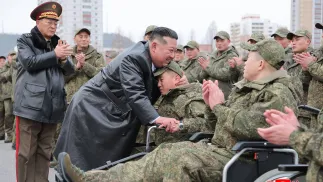 Ким Чен Ын приветствует солдат, вернувшихся из Курской области России. Fot. PAP/EPA/KCNA