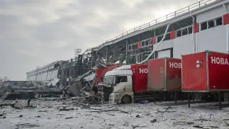 Наслідки російського удару по сортувальному центру "Нової пошти" на Харківищині. Fot. PAP/EPA/SERGEY KOZLOV