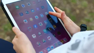Tablet z ikonami mediów społecznościowych. Zdj. Ilustracyjne. Fot. PAP/Szymon Pulcyn