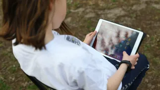 Tablet w rękach dziecka - zdjęcie ilustracyjne. Fot. PAP/Szymon Pulcyn
