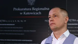 Rzeczniczk Prokuratury Regionalnej w Katowicach Michał Binkiewicz podczas wypowiedzi dla mediów w sprawie kryptowalut. Fot. PAP/Kasia Zaremba