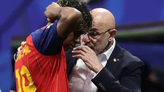 Lamine Yamal i trener Hiszpanii Luis de la Fuente. Fot. EPA/RONALD WITTEK