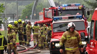 Strażacy pracują przy usuwaniu zalań po ulewie, fot. PAP/Grzegorz Momot