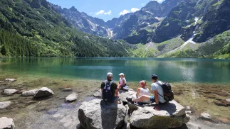 Turyści nad Morskim Okiem Fot. PAP/Grzegorz Momot