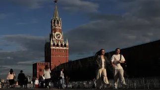 Люди проходять по Красній площі біля Кремля, Москва, Росія. Fot. PAP/EPA/MAXIM SHIPENKOV
