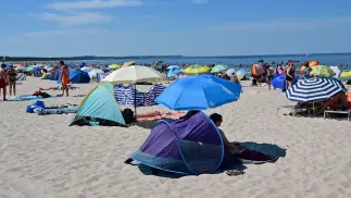 Turyści na plaży (zdjęcie ilustracyjne). Fot. PAP/Marcin Bielecki