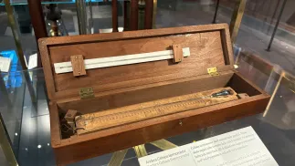 Pierwszy termometr Andersa Celsjusza z 1742 roku w Muzeum Gustavianum w Uppsali. Fot. PAP/Daniel Zyśk