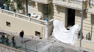 Вхід до житлового будинку в Монако, де 29 червня внаслідок вибуху посилки було поранено бізнесмена українського походження Вадима Єрмолаєва та ще двох людей. Fot. PAP/EPA/SEBASTIEN NOGIER