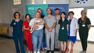 Ordynator Kliniki Pediatrii, Hematologii, Onkologii i Immunologii UCK dr hab. Ninela Irga-Jaworska (L), dr Julia Radoń-Proskura (P) i Sandra Lewicka z synem Leosiem (3L) podczas konferencji prasowej. Fot. PAP/Marcin Gadomski