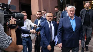 Голова МЗС України Андрій Сибіга (другий праворуч) та посол України в Польщі Василь Боднар (по центру) після зустрічі з віцепрем’єром, очільником МЗС Радославом Сікорським у будівлі Міністерства закордонних справ у Варшаві. Fot. PAP/Albert Zawada