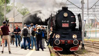 Blues Express prowadzony przez parowóz Pt 47-65 na Dworcu Letnim w Poznaniu. Fot. PAP/Marek Zakrzewski