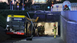 Miejsce wypadku w rejonie Ronda Zesłańców Syberyjskich w Warszawie. Fot. PAP/Paweł Supernak