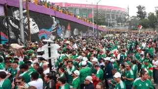 Meksykańscy kibice przed Stadionem Azteca. Fot. EPA/MARIO GUZMAN