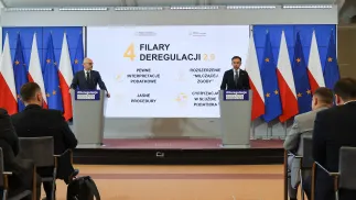 Minister ds. Nadzoru nad Wdrażaniem Polityki Rządu Maciej Berek oraz minister finansów i gospodarki Andrzej Domański. Fot. PAP/Albert Zawada