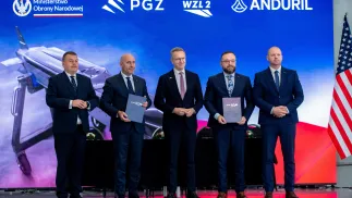 Od lewej: wiceprezes PGZ S.A. Piotr Zawieja, prezes PGZ S.A. Adam Leszkiewicz, wiceprezes, dyrektor ds. Europy kontynentalnej w Anduril Industries Brian Moran, prezes Wojskowych Zakładów Lotniczych Jakub Gazda oraz prokurent WZL, dyrektor Zakładu Lotnictwa Wojskowego Piotr Czyżak. Fot. PAP/Agnieszka Bielecka