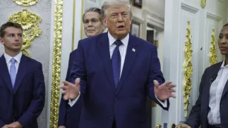 Дональд Трамп (по центру). Fot. PAP/EPA/SHAWN THEW / POOL