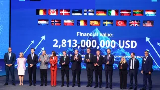 Віцепрем’єр-міністр, міністр оборони Польщі Владислав Косіняк-Камиш (четвертий праворуч) після підписання угоди в Анкарі 7-го цього місяця. США, Польща, Німеччина, Нідерланди та Швеція підписали меморандум про наміри з компанією Lockheed Martin щодо створення європейського центру технічного обслуговування ракет PAC-3 для систем протиповітряної оборони Patriot. Fot. PAP/Art Service