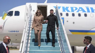 Президент України Володимир Зеленський та його дружина Олена Зеленська виходять з літака в аеропорту Есенбога напередодні саміту НАТО 2026 року в Анкарі, Туреччина. Fot. PAP/EPA/Metin Aktaş / POOL