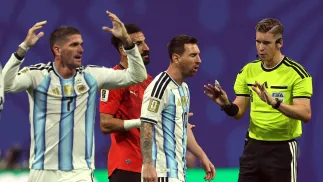 Sędzia meczu Argentyna-Egipt - Fot. PAP/EPA/CRISTOBAL HERRERA-ULASHKEVICH