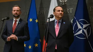 Wicepremierzy: minister obrony narodowej Władysław Kosiniak-Kamysz oraz minister spraw zagranicznych Radosław Sikorski. Fot. PAP/Piotr Nowak