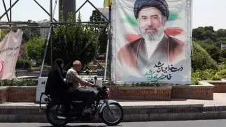 Bilboard z wizerunkiem Modżtaby Chameneia w Teheranie, fot. PAP/EPA/ABEDIN TAHERKENAREH