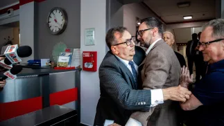 Europoseł Daniel Obajtek i prezes Solino Wojciech Kotlarek (L) podczas próby wtargnięcia do siedziby zakładów IKS Solino. Fot. PAP/Agnieszka Bielecka