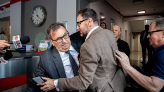  Europoseł Daniel Obajtek (2L) i prezes Solino Wojciech Kotlarek (L) podczas próby wtargnięcia do siedziby zakładów IKS Solino. Fot. PAP/Agnieszka Bielecka