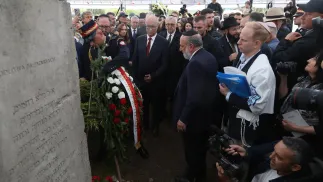 Naczelny rabin Polski Michael Schudrich (C), marszałek Sejmu Włodzimierz Czarzasty (C-2L) i szef Kancelarii Sejmu Marek Siwiec (C-L). Fot. PAP/Artur Reszko
