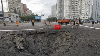 Вирва на вулиці після російського ракетного удару по житловому району в Києві, Україна. Fot. PAP/EPA/SERGEY DOLZHENKO