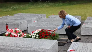 Спикер Сената Польши Малгожата Кидава-Блонская возлагает цветы возле памятника жертвам Волынской трагедии. Fot. PAP/Albert Zawada