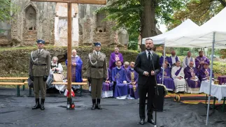 Віцепрем’єр-міністр, міністр національної оборони Польщі Владислав Косіняк-Камиш під час поминальної служби за жертвами Волинської трагедії на римо-католицькому кладовищі в місті Олика, Волинь. Fot. PAP/Vladyslav Musiienko