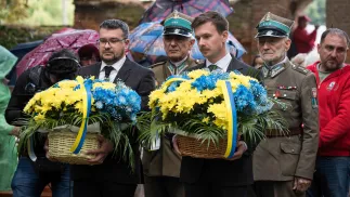 Голова Українського інституту національної пам’яті Олександр Алфьоров (у центрі ліворуч) та заступник міністра закордонних справ України Іван Вербицький (у центрі праворуч) під час поминальної служби за жертвами Волинської трагедії на римо-католицькому кладовищі в Олиці на Волині. Fot. PAP/Vladyslav Musiienko