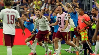 Reprezentacja Hiszpanii celebruje awans do finału MŚ. Fot. PAP/EPA/CHRISTOPHER NEUNDORF