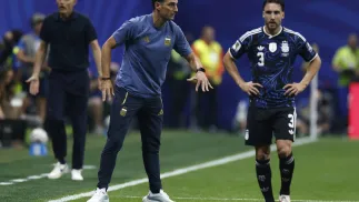 Selekcjoner Argentyny Lionel Scaloni i piłkarz reprezentacji Argentyny Nicolas Tagliafico (z prawej), fot. PAP/EPA/WILL OLIVER