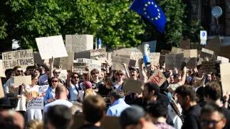 Протест проти рішення президента Володимира Зеленського про звільнення з посади міністра оборони України Михайла Федорова. Fot. PAP/Vladyslav Musiienko