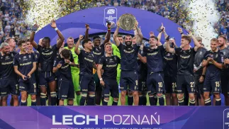 Piłkarze Lecha Poznań cieszą się podczas dekoracji po meczu o Superpuchar Polski z Górnikiem Zabrze. fot. PAP/Paweł Jaskółka
