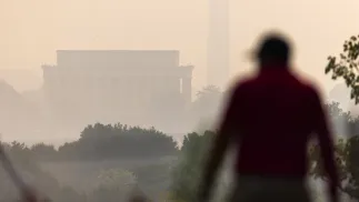 Mgła nad Waszyngtonem, fot. PAP/EPA/JIM LO SCALZO