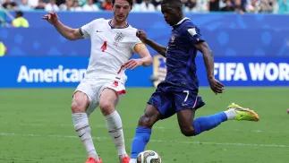 Declan Rice (L) i Ousmane Dembele (P). Fot. EPA/CRISTOBAL HERRERA-ULASHKEVICH