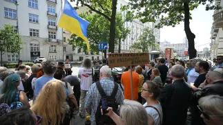 Учасники маніфестації "Доброго сусідства" перед посольством України у Варшаві. Fot. PAP/Marcin Obara