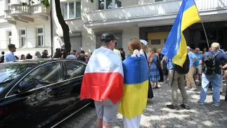 „Manifestacja przeciwko nienawiści/ Manifestacja Przyjaźni z Ukrainą” przed ambasadą Ukrainy w stolicy. Fot. PAP/Marcin Obara