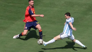 Hiszpański obrońca Aymeric Laporte (z lewej) i Lionel Messi, fot. PAP/EPA/SARAH YENESEL