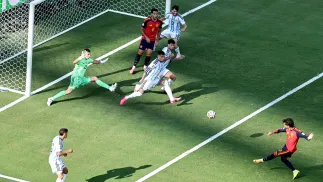 Gol Ferrana Torresa w meczu z Argentyną Fot. PAP/EPA/RONALD WITTEK