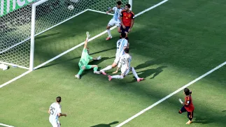 Ferran Torres (z prawej) strzelający bramkę na 1:0, fot, fot. PAP/EPA/RONALD WITTEK