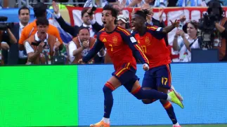 Ferran Torres i Nico Williams celebrują zdobycie gola na 1:0, fot. PAP/EPA/CHRISTOPHER NEUNDORF
