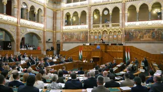 Z opublikowanego w czwartek porządku obrad parlamentu Węgier wynika, że posłowie wybiorą nowego sędziego TK w najbliższy poniedziałek. Fot. PAP/EPA/	NOEMI BRUZAK