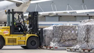 Transport pomocy humanitarnej z USA na Kubę, fot. PAP/EPA/CRISTOBAL HERRERA-ULASHKEVICH