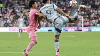Robert Lewandowski i piłkarz Interu Miami Facundo Mura (z lewej), fot. PAP/EPA/CRISTOBAL HERRERA-ULASHKEVICH